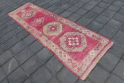 Tapis de couloir anatolien fuchsia, motifs géométriques vintage, 94x324 cm