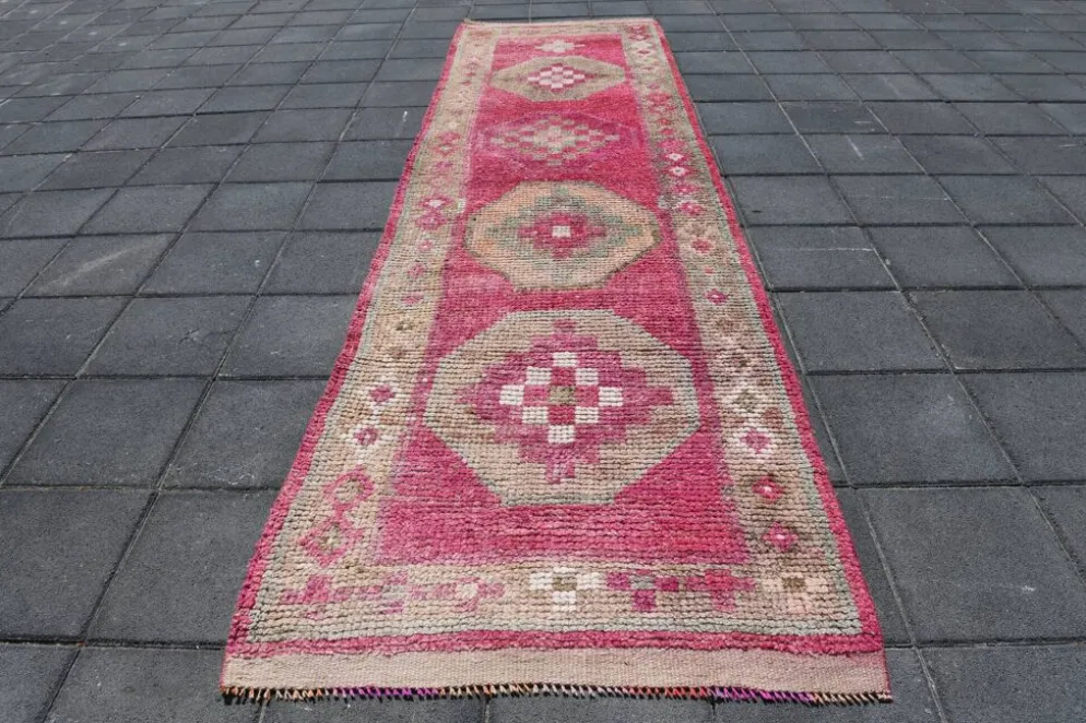 Tapis de couloir anatolien fuchsia, motifs géométriques vintage, 94x324 cm