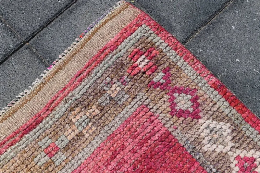 Tapis de couloir anatolien fuchsia, motifs géométriques vintage, 94x324 cm