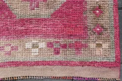 Tapis de couloir anatolien fuchsia, motifs géométriques vintage, 94x324 cm