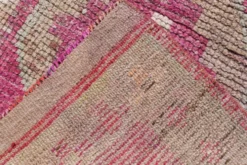 Tapis de couloir anatolien fuchsia, motifs géométriques vintage, 94x324 cm