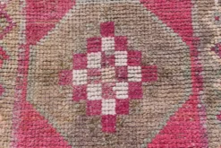 Tapis de couloir anatolien fuchsia, motifs géométriques vintage, 94x324 cm