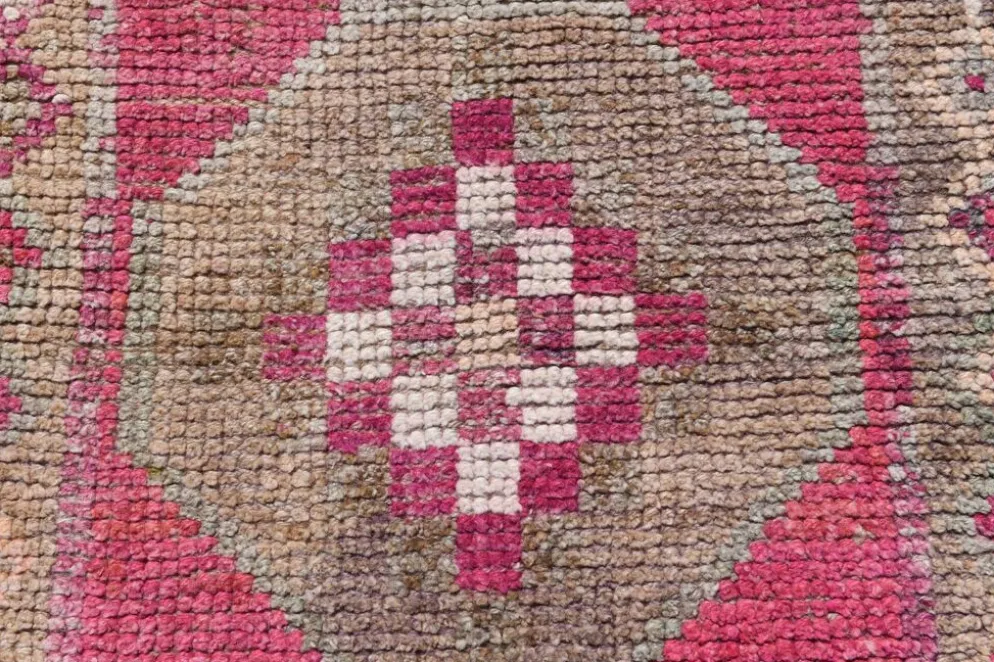 Tapis de couloir anatolien fuchsia, motifs géométriques vintage, 94x324 cm