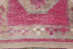 Tapis de couloir anatolien fuchsia, motifs géométriques vintage, 94x324 cm