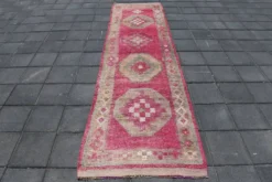 Tapis de couloir anatolien fuchsia, motifs géométriques vintage, 94x324 cm