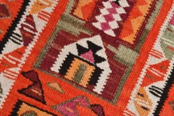 Tapis de couloir tribal kilim géométrique orange et rose