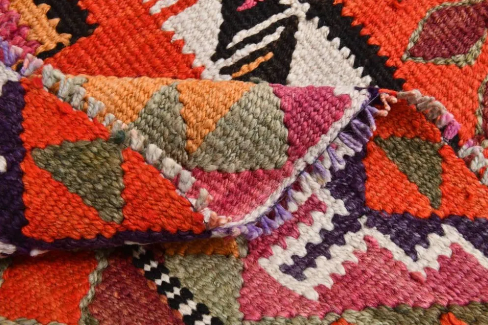 Tapis de couloir tribal kilim géométrique orange et rose