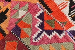 Tapis de couloir tribal kilim géométrique orange et rose