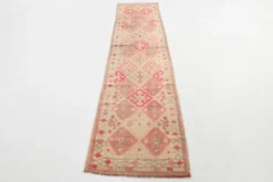 Tapis de couloir vintage Kilim, Tons Rose et Beige, Motifs Anatoliens Géométriques