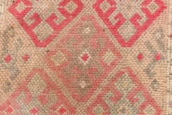 Tapis de couloir vintage Kilim, Tons Rose et Beige, Motifs Anatoliens Géométriques
