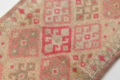 Tapis de couloir vintage Kilim, Tons Rose et Beige, Motifs Anatoliens Géométriques