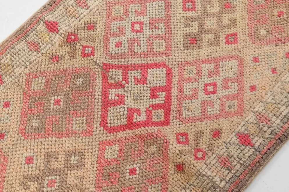 Tapis de couloir vintage Kilim, Tons Rose et Beige, Motifs Anatoliens Géométriques