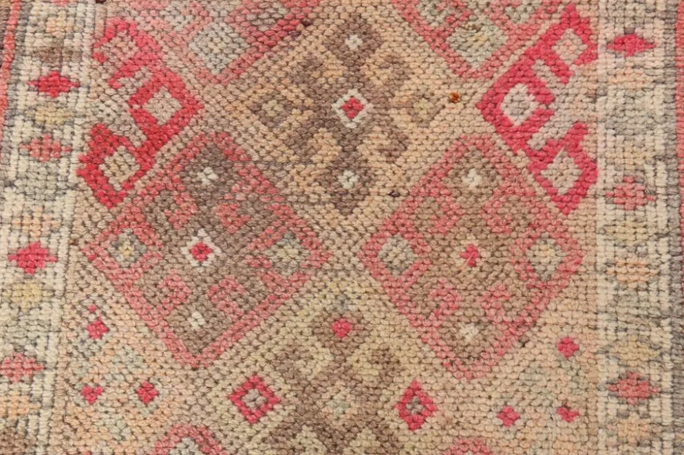 Tapis de couloir vintage Kilim, Tons Rose et Beige, Motifs Anatoliens Géométriques