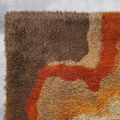 Tapis en laine de l'ère spatiale des années 1970 | Motif de vague organique moderne du milieu du siècle. Fabriqué en Italie.