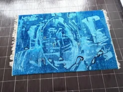 Tapis en laine à design abstrait fait main extraordinaire dans le style de Kybal, années 1960.
