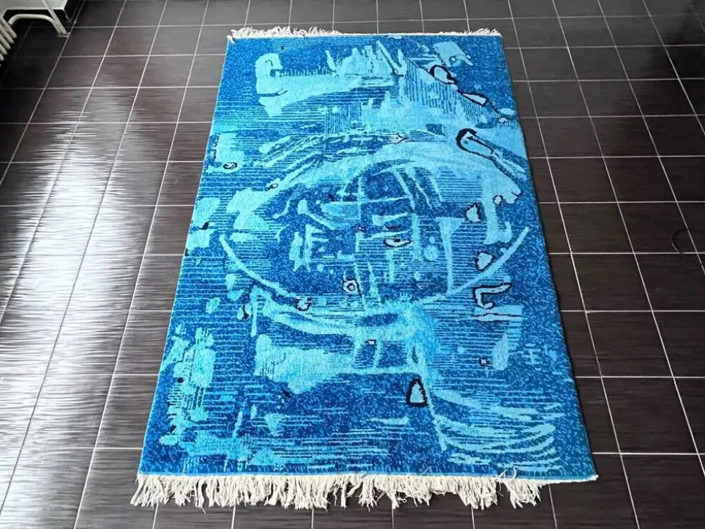 Tapis en laine à design abstrait fait main extraordinaire dans le style de Kybal, années 1960.