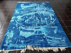 Tapis en laine à design abstrait fait main extraordinaire dans le style de Kybal, années 1960.