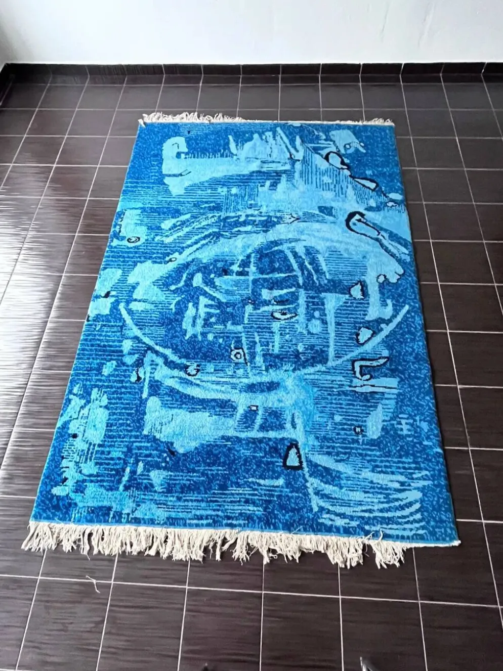 Tapis en laine à design abstrait fait main extraordinaire dans le style de Kybal, années 1960.