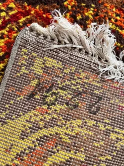 Tapis en laine exceptionnel, fait main, au motif abstrait, dans le style de Kybal, années 1960.