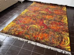 Tapis en laine exceptionnel, fait main, au motif abstrait, dans le style de Kybal, années 1960.