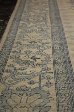 Tapis en laine noué à la main bleu clair, grand modèle floral crème, tapis Zeigler pour intérieur.