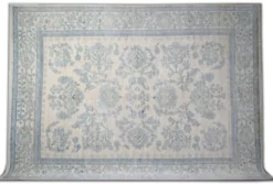 Tapis en laine noué à la main bleu clair, grand modèle floral crème, tapis Zeigler pour intérieur.