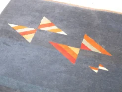 Tapis en laine noué à la main postmoderne du Népal, vintage des années 1980