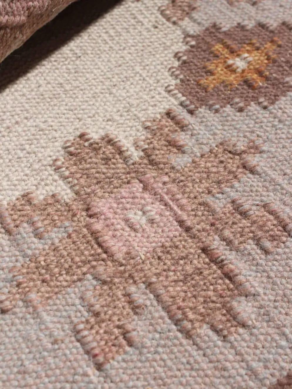 Tapis en laine suédoise tissé à plat Karin Jönsson, 70x120cm, signé