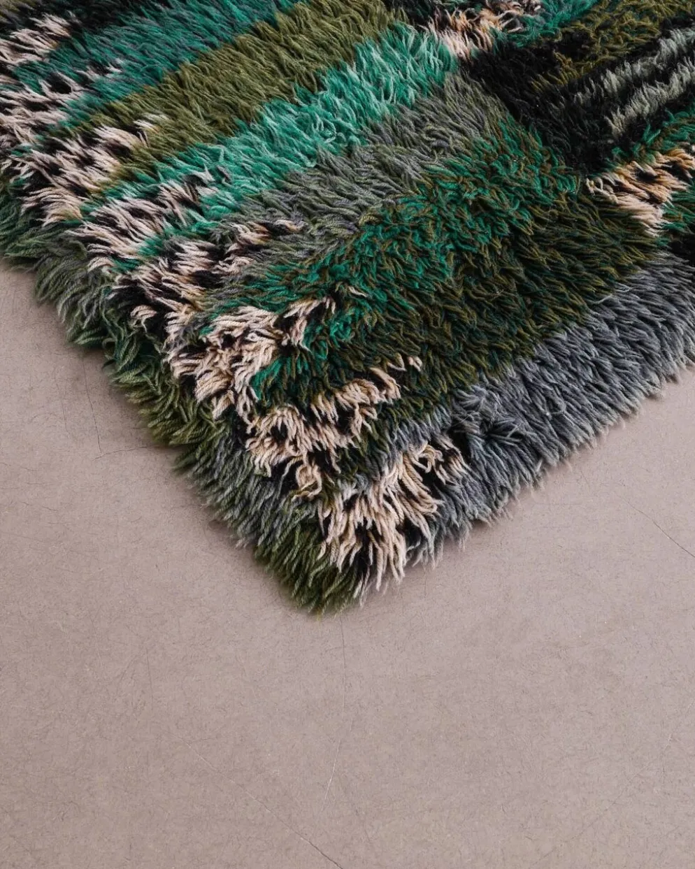 Tapis en laine tissé suédois des années 60 par Marianne Richter.