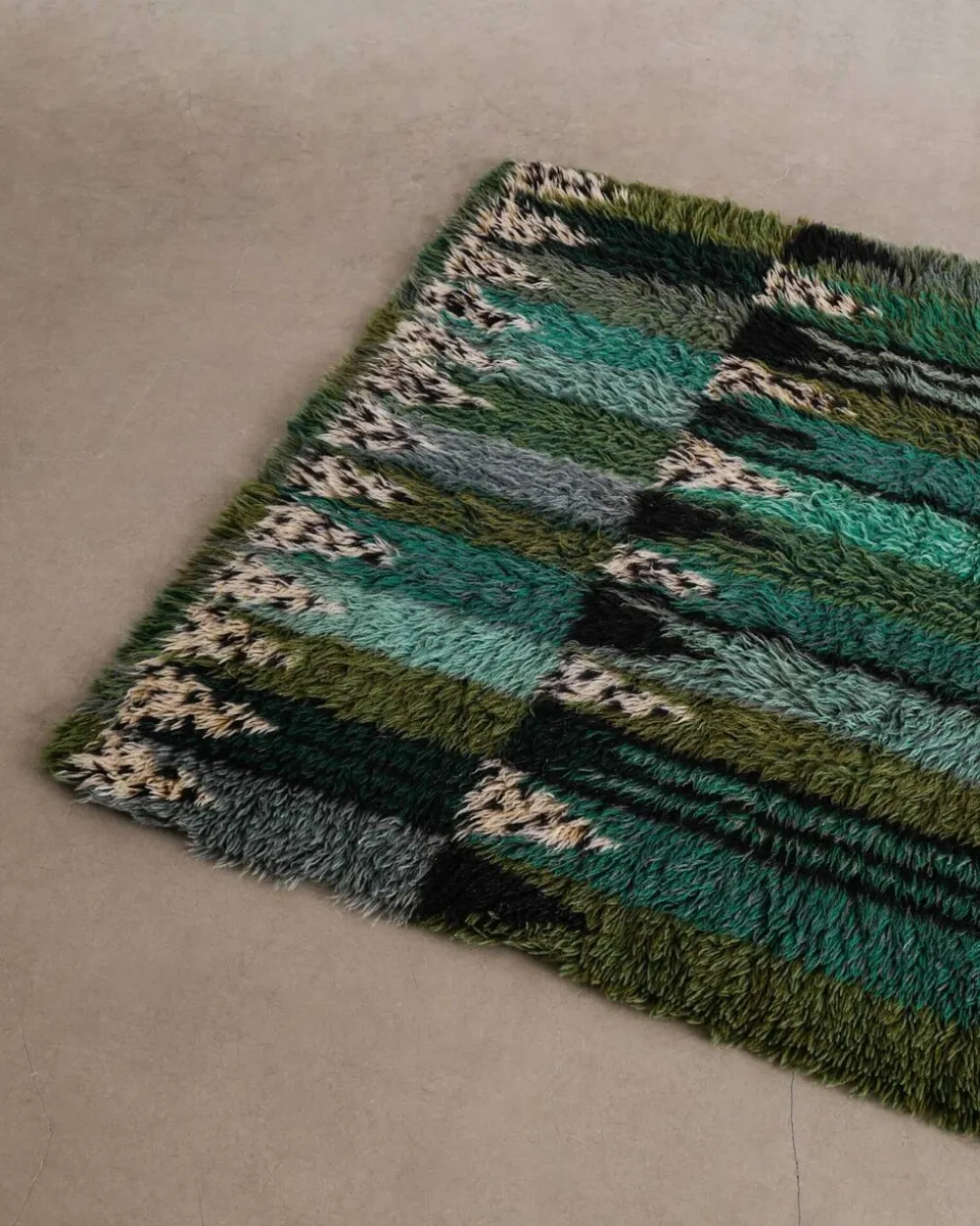 Tapis en laine tissé suédois des années 60 par Marianne Richter.