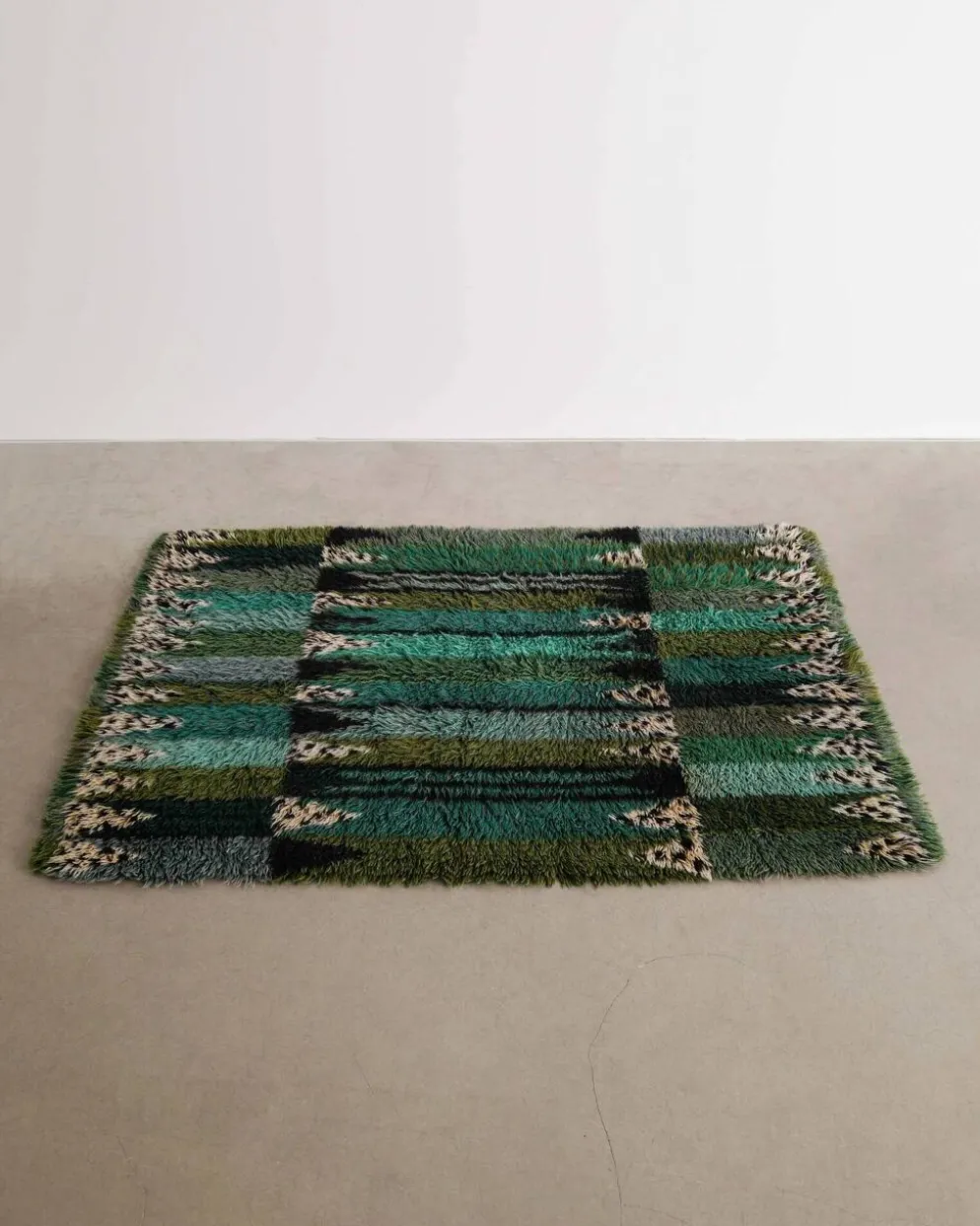 Tapis en laine tissé suédois des années 60 par Marianne Richter.
