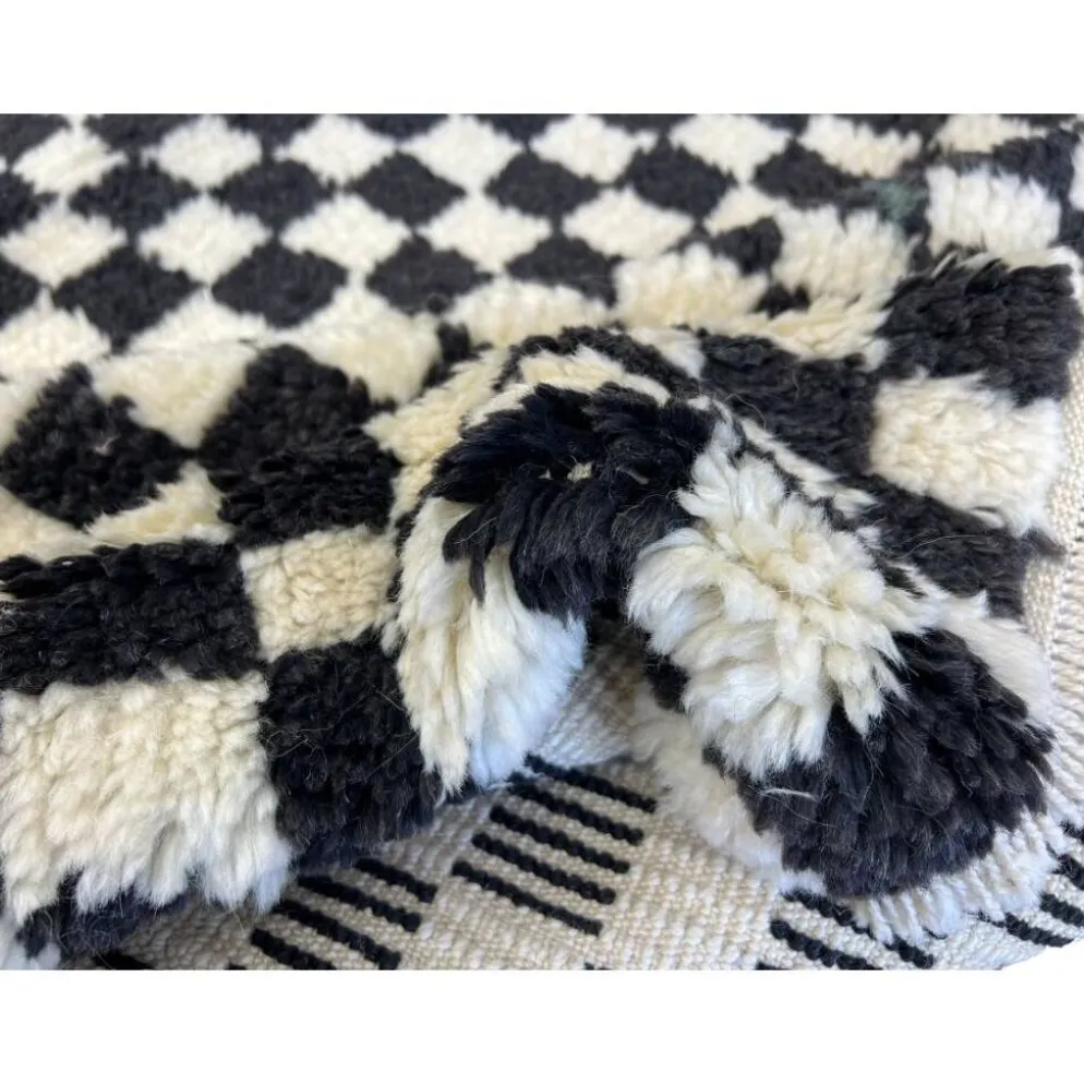 Tapis fait main à carreaux en beige et noir, 100 % laine douce et confortable, tapis Tulu à damier sur mesure pour intérieur moderne.