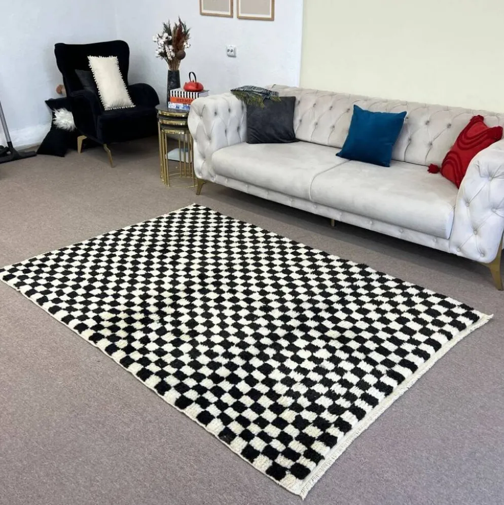 Tapis fait main à carreaux en beige et noir, 100 % laine douce et confortable, tapis Tulu à damier sur mesure pour intérieur moderne.