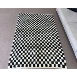 Tapis fait main à carreaux en beige et noir, 100 % laine douce et confortable, tapis Tulu à damier sur mesure pour intérieur moderne.