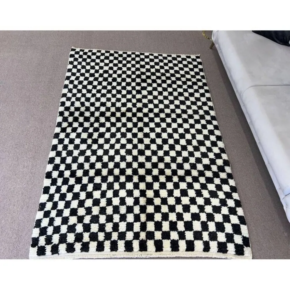 Tapis fait main à carreaux en beige et noir, 100 % laine douce et confortable, tapis Tulu à damier sur mesure pour intérieur moderne.