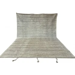 Tapis fait main de style marocain moderne, 100 % laine naturelle. Options personnalisées disponibles.