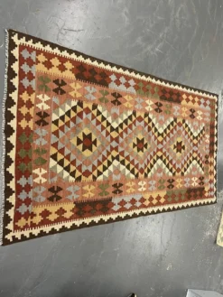 Tapis géométrique tribal en laine kilim multicolore traditionnel