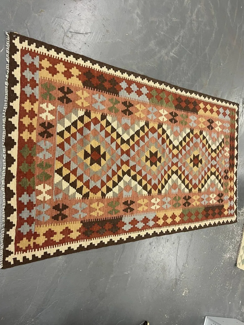 Tapis géométrique tribal en laine kilim multicolore traditionnel