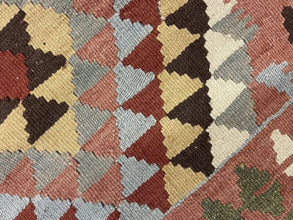 Tapis géométrique tribal en laine kilim multicolore traditionnel