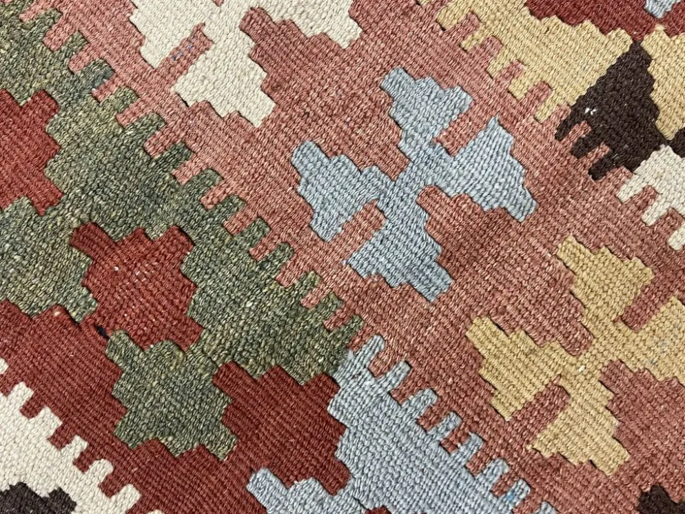 Tapis géométrique tribal en laine kilim multicolore traditionnel