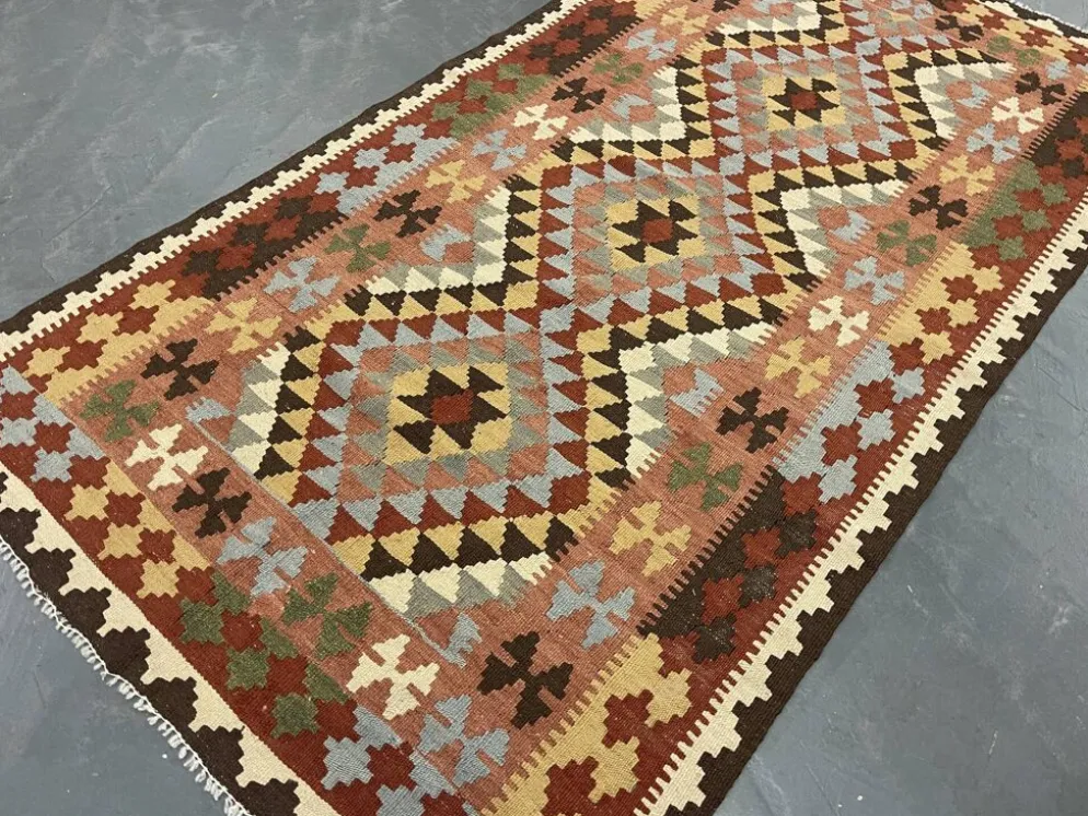 Tapis géométrique tribal en laine kilim multicolore traditionnel