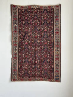 Tapis iranien à motifs floraux stylisés roses et bleus 155x105