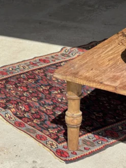 Tapis iranien à motifs floraux stylisés roses et bleus 155x105