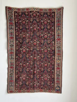 Tapis iranien à motifs floraux stylisés roses et bleus 155x105