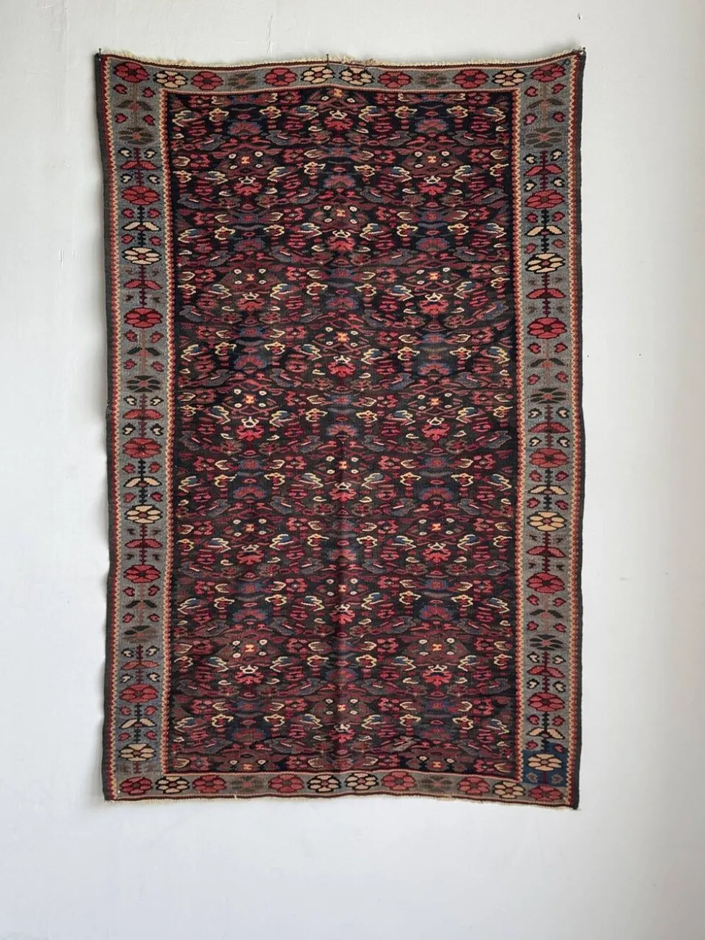 Tapis iranien à motifs floraux stylisés roses et bleus 155x105