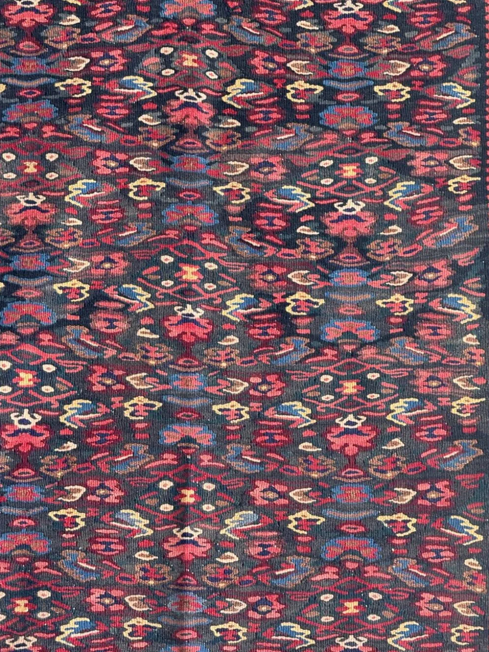 Tapis iranien à motifs floraux stylisés roses et bleus 155x105