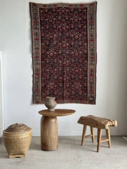 Tapis iranien à motifs floraux stylisés roses et bleus 155x105