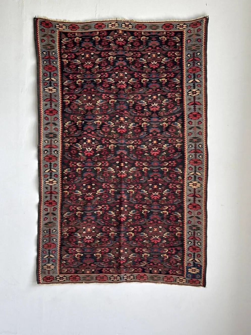 Tapis iranien à motifs floraux stylisés roses et bleus 155x105