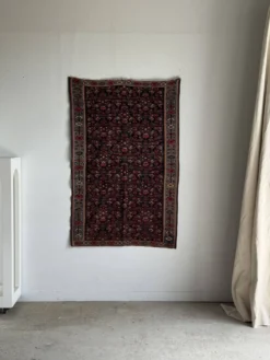 Tapis iranien à motifs floraux stylisés roses et bleus 155x105