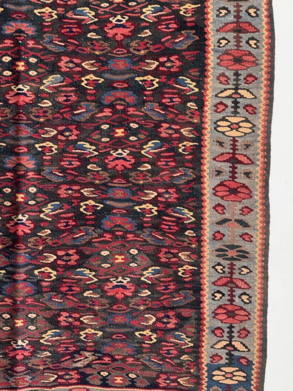 Tapis iranien à motifs floraux stylisés roses et bleus 155x105